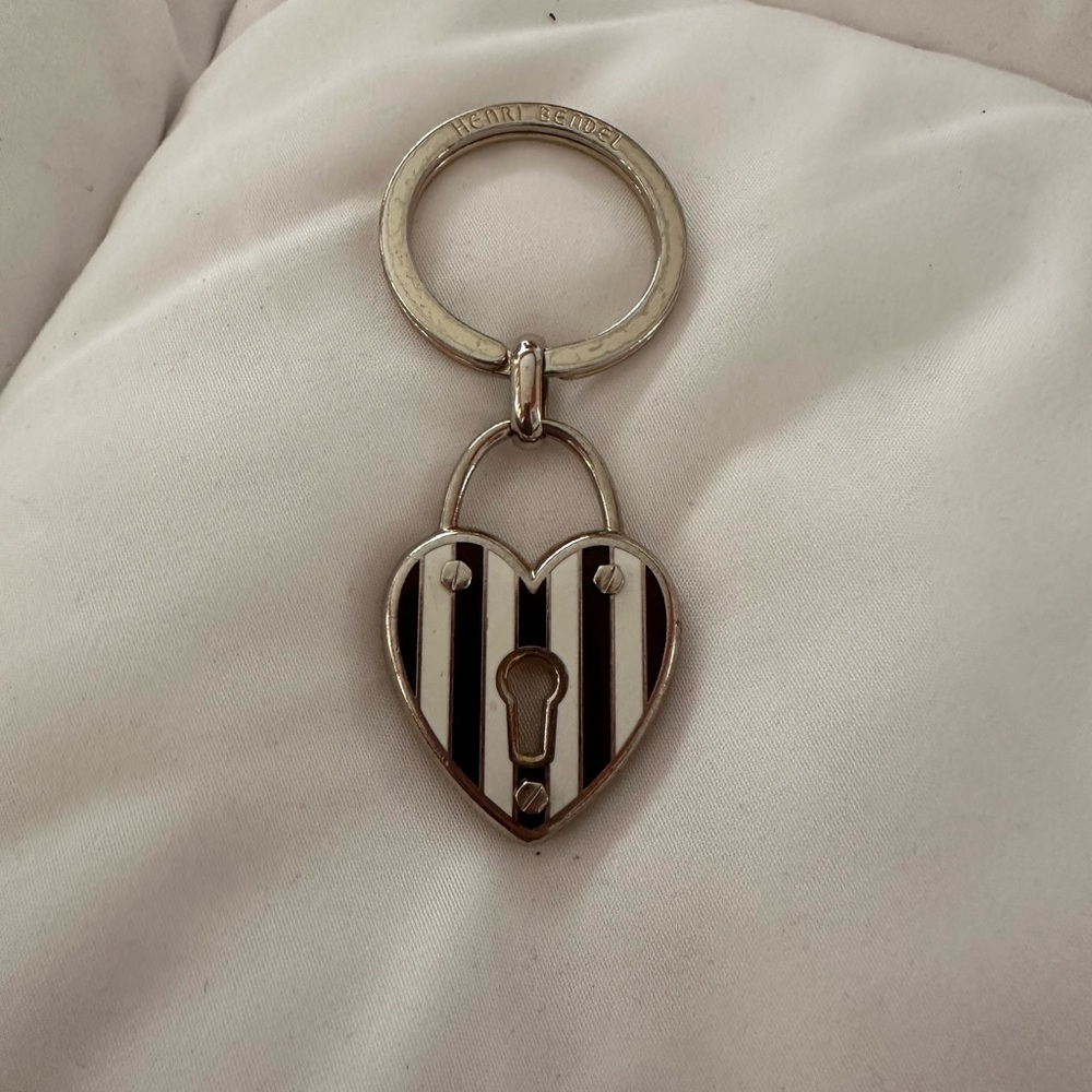 Heart-Shaped Black and White Keychain Henri Bendel - Picture 4 of 5